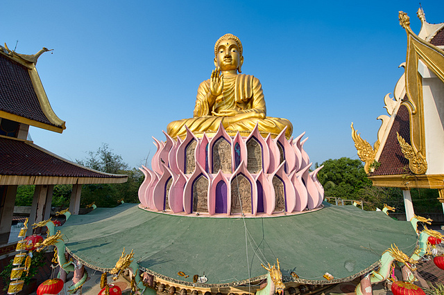 Ấn tượng với đền Wat Samphran độc đáo