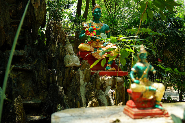 Ấn tượng với đền Wat Samphran độc đáo