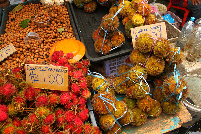 Mua sắm giá rẻ ở chợ Tamu Kianggeh