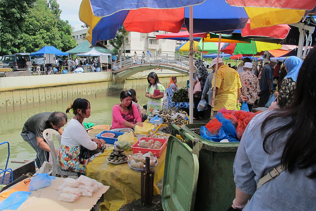 Mua sắm giá rẻ ở chợ Tamu Kianggeh