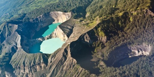 Hồ sinh ba đổi màu kỳ lạ ở Indonesia