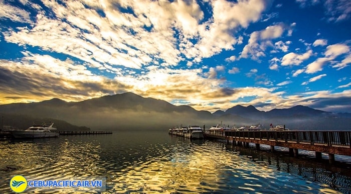Khám phá vẻ đẹp lãng mạng của hồ Nhật Nguyệt