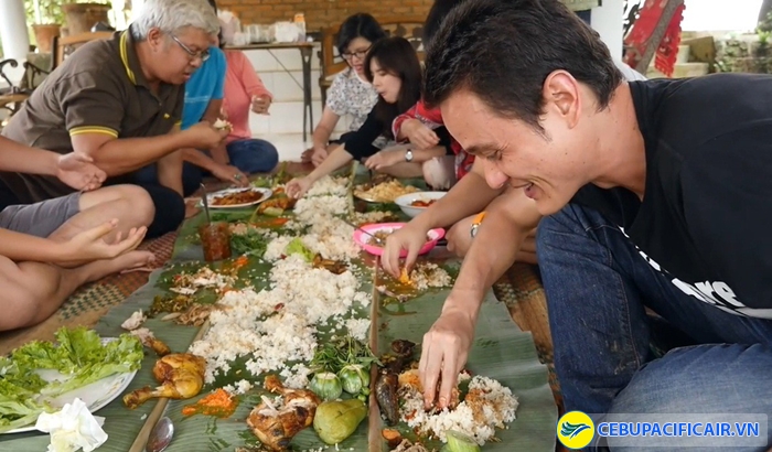 Phong tục dùng tay để ăn cơm ở Indonesia