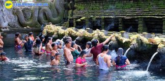 Tắm nước thánh ở ngồi chùa Tirta Empul