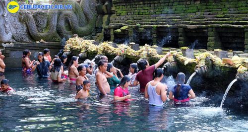 Tắm nước thánh ở ngồi chùa Tirta Empul