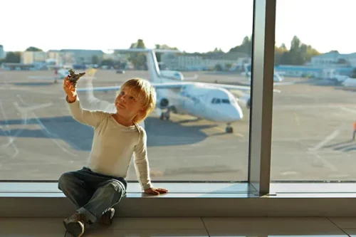 Thủ tục cho trẻ đi máy bay