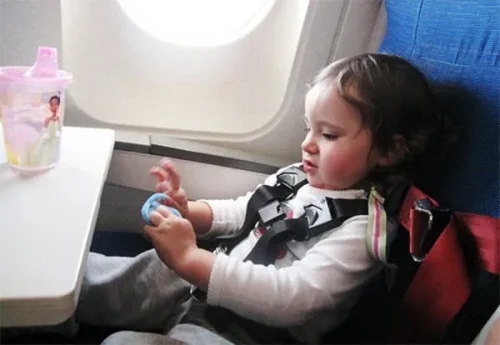 Trẻ dưới 2 tuổi đi máy bay
