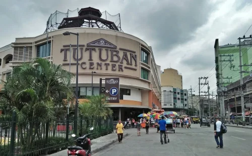 Chợ đêm Tutuban ở Manila