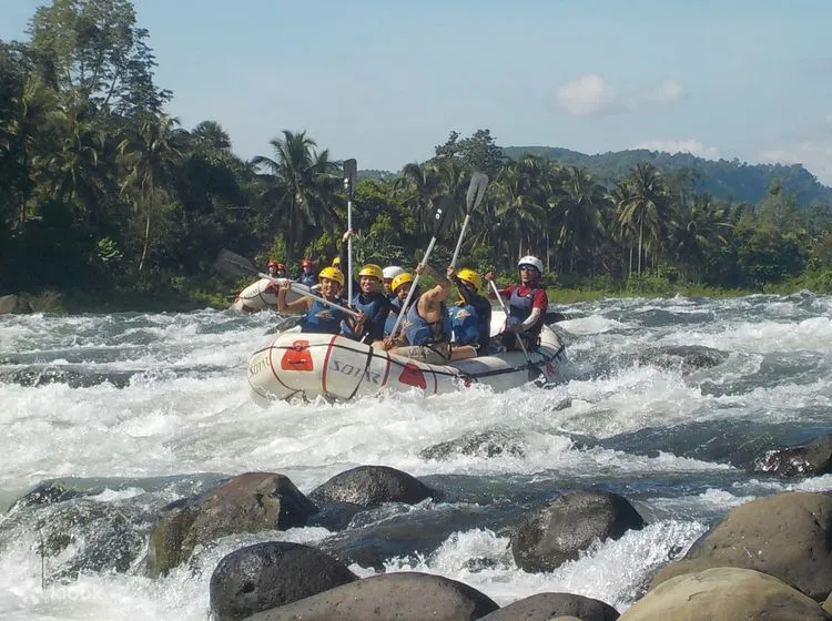 Chèo thuyền vượt thác ở sông Cagayan