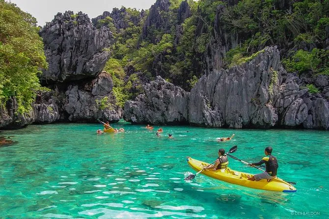 Hoạt động chèo thuyền tại đảo Palawan